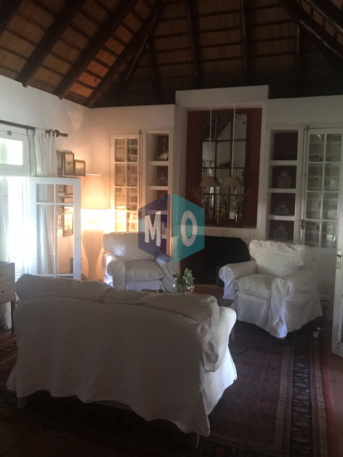 Casa ID.1166 - Chalet de 4 dormitorios, piscina y parrillero en venta, Zona tranquila. Punta del Este.