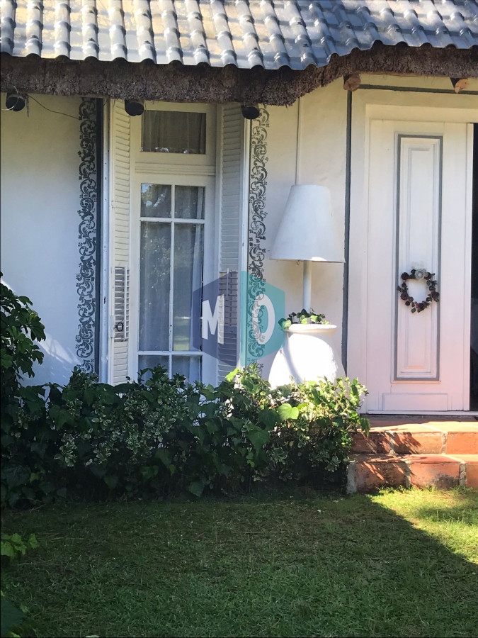 Casa ID.1166 - Chalet de 4 dormitorios, piscina y parrillero en venta, Zona tranquila. Punta del Este.