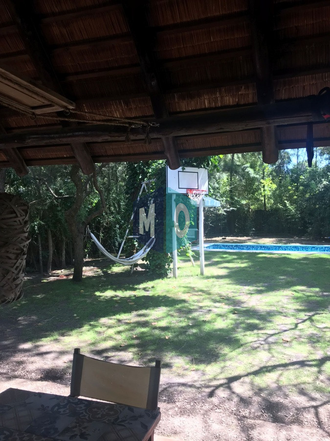 Casa ID.1166 - Chalet de 4 dormitorios, piscina y parrillero en venta, Zona tranquila. Punta del Este.