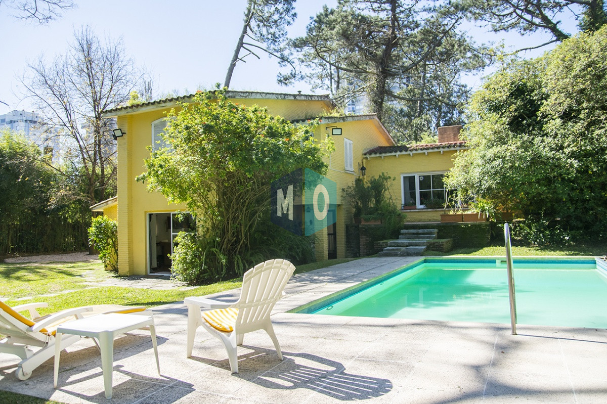 Casa ID.822 - VENDE CASA DE 3 DORMITORIOS EN PLAYA MANSA, CON AMPLIO TERRENO EN PUNTA DEL ESTE
