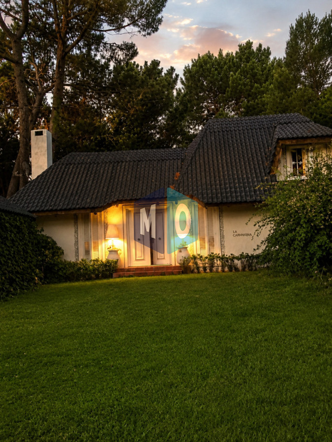 Casa ID.1166 - Chalet de 4 dormitorios, piscina y parrillero en venta, Zona tranquila. Punta del Este.