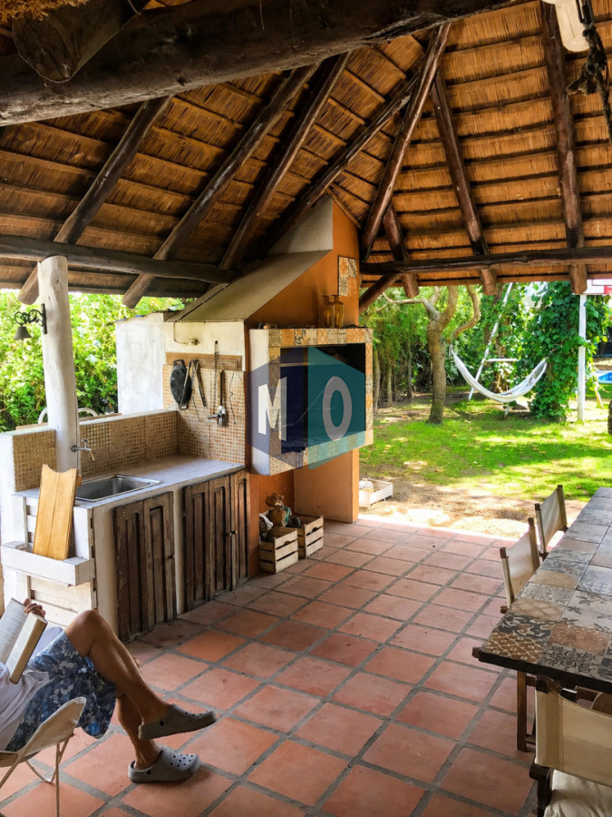 Casa ID.1166 - Chalet de 4 dormitorios, piscina y parrillero en venta, Zona tranquila. Punta del Este.
