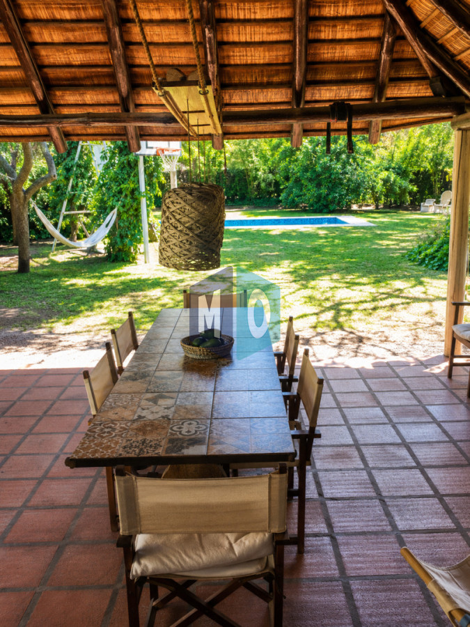 Casa ID.1166 - Chalet de 4 dormitorios, piscina y parrillero en venta, Zona tranquila. Punta del Este.