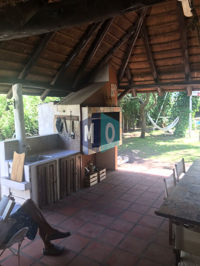 Casa ID.1166 - Chalet de 4 dormitorios, piscina y parrillero en venta, Zona tranquila. Punta del Este.