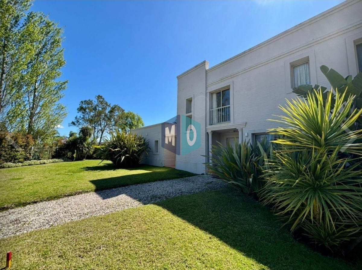 Casa ID.1162 - Vende casa de 4 dormitorios en Golf, Punta del Este con piscina