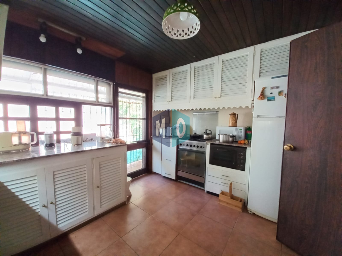 Casa ID.1168 - Vende casa de 4 dormitorios en Pinares, cerca del mar. Punta del Este. 