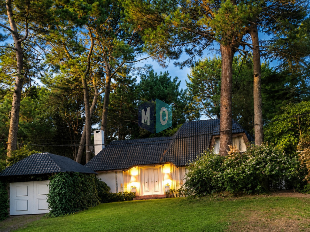 Casa ID.1166 - Chalet de 4 dormitorios, piscina y parrillero en venta, Zona tranquila. Punta del Este.