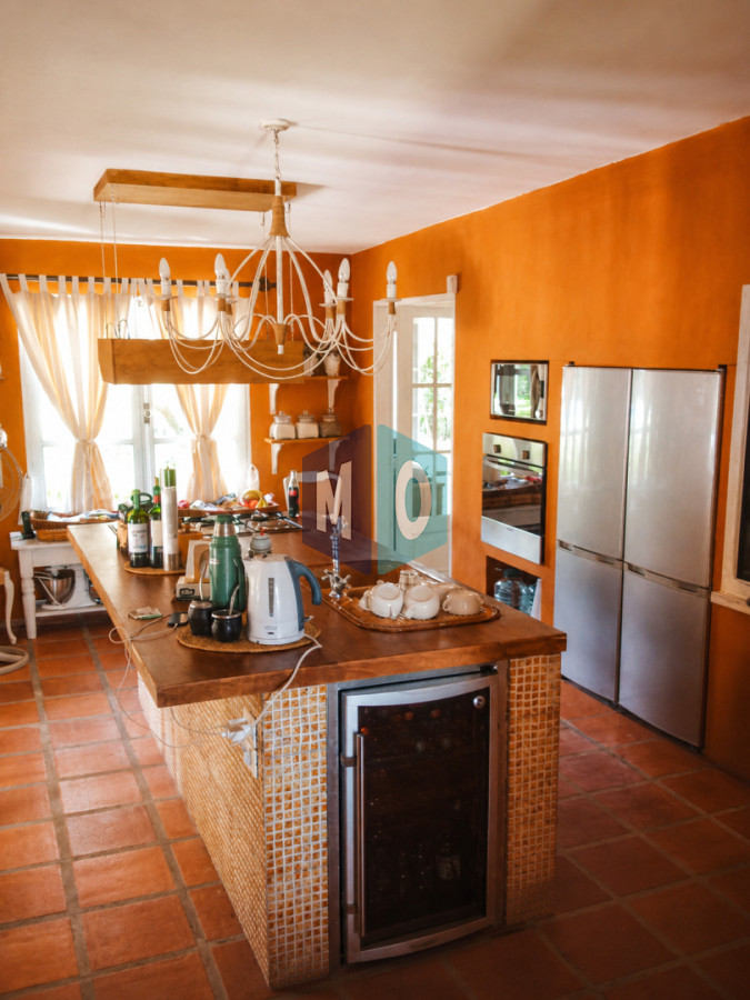 Casa ID.1166 - Chalet de 4 dormitorios, piscina y parrillero en venta, Zona tranquila. Punta del Este.