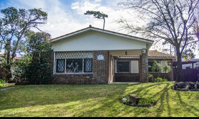 Casa de 4 dormitorios + dependencia en venta en zona privilegiada. Playa Mansa.