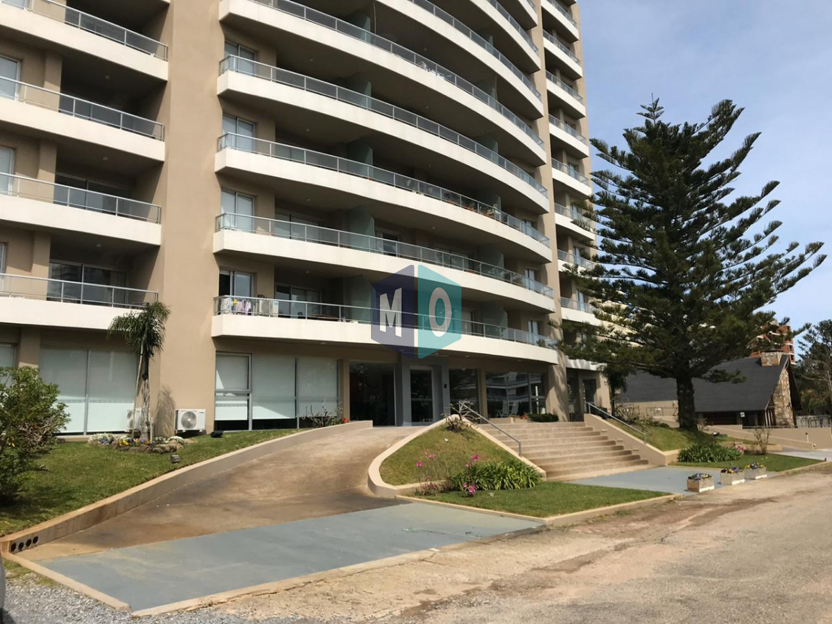 Apartamento ID.1159 - Apartamento en venta de 2 dormitorios en suite en Torre Moon,  Punta del Este