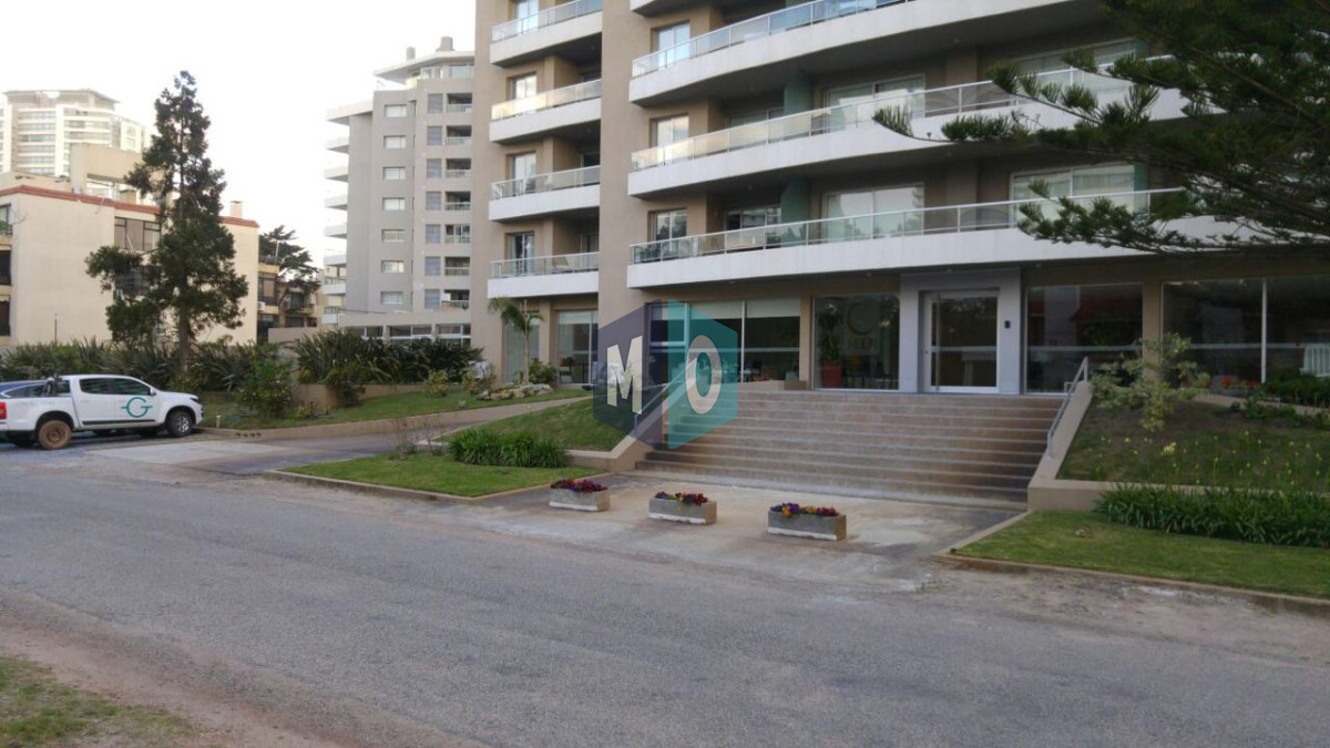 Apartamento ID.1159 - Apartamento en venta de 2 dormitorios en suite en Torre Moon,  Punta del Este