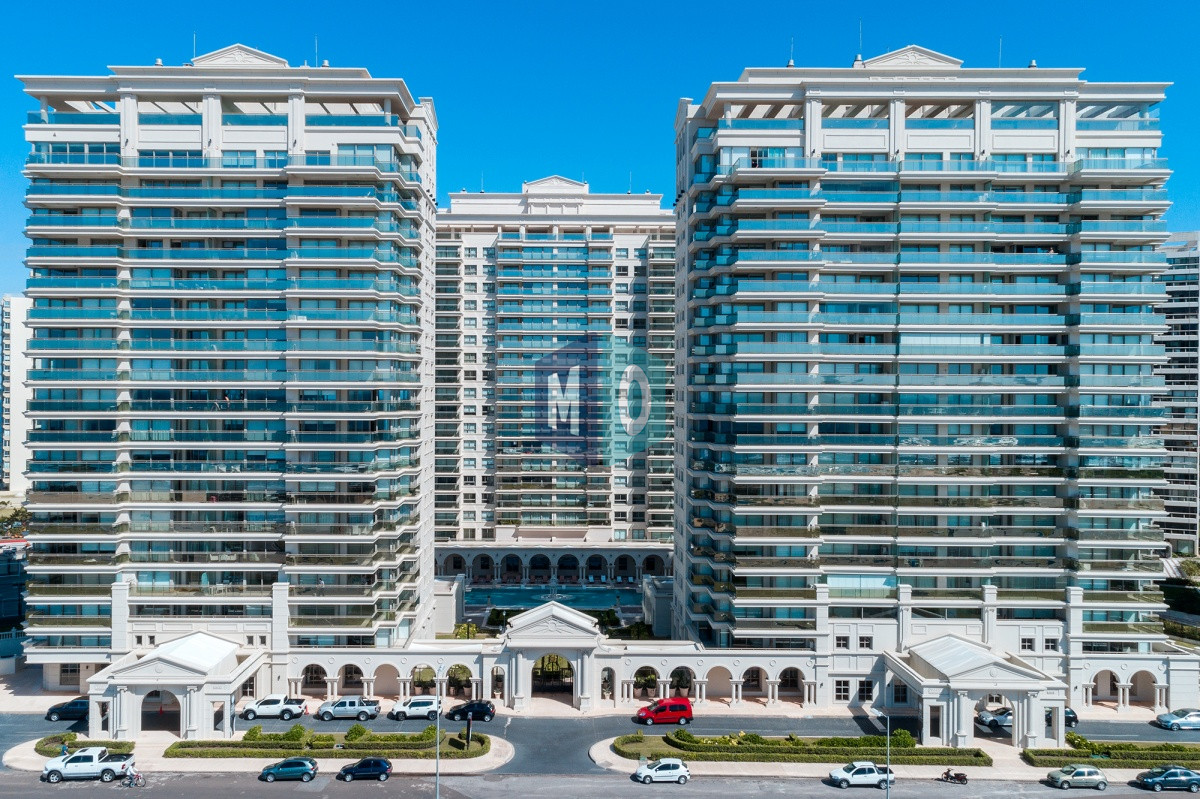 Apartamento ID.619 - Vende apartamento de 3 dormitorios en Torre Imperiale I, Frente al mar, Punta del Este 