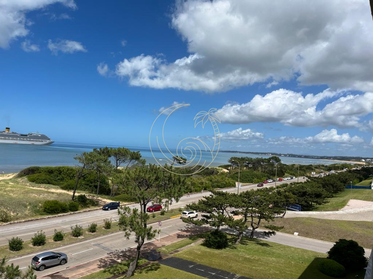 Apartamento ID.21092806 - Apartamento de 2 dormitorios con vista frente al mar en edificio Samambai, Playa Mansa , Punta del ese 