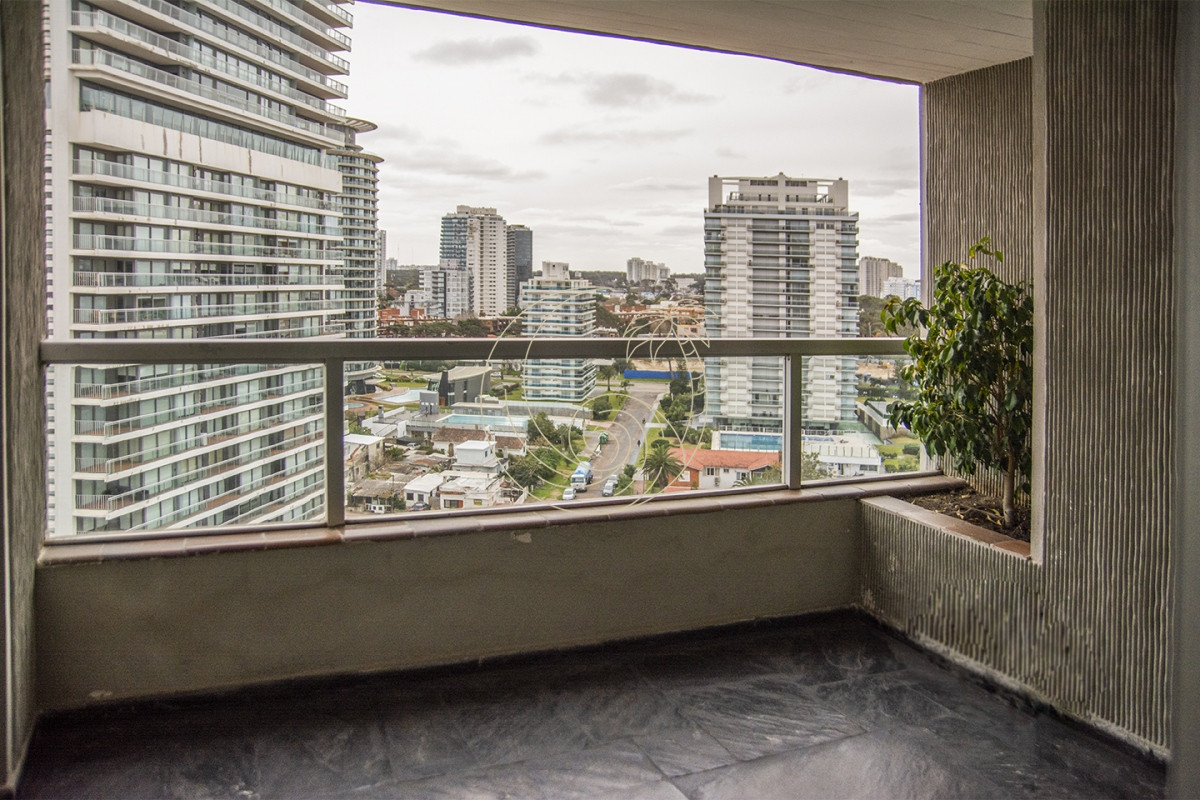 Apartamento ID.21092804 - Apartamento en Venta de 3 dormitorios en parada 2 de playa brava, cerca de servicios en Punta del Este 