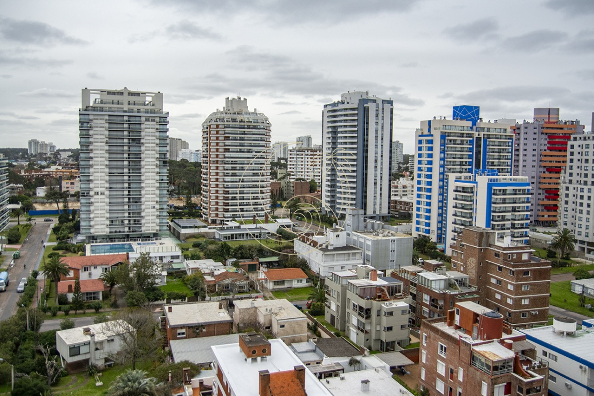 Apartamento ID.21092804 - Apartamento en Venta de 3 dormitorios en parada 2 de playa brava, cerca de servicios en Punta del Este 