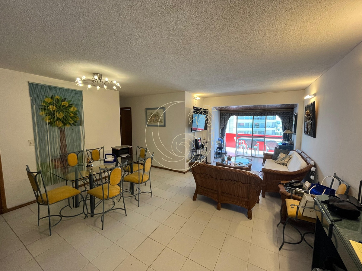 Apartamento ID.21092798 - Oportunidad. Vende apartamento de 2 dormitorios con amplia planta en Punta del Este
