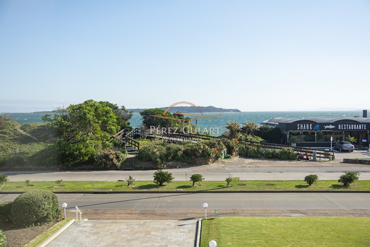 Apartamento ID.369 - Hermoso Departamento de 3 dormitorios en venta frente al mar. 