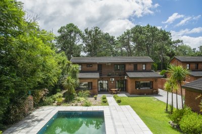 Casa de gran tamaño ubicada en zona de Beverly Hills
