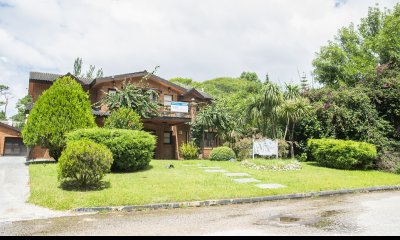 Casa de gran tamaño ubicada en zona de Beverly Hills
