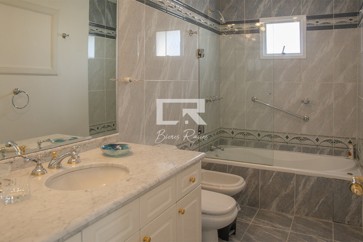 Apartamento ID.359 - Departamento de 3 dormitorios en venta frente a Playa Mansa, Coral Tower