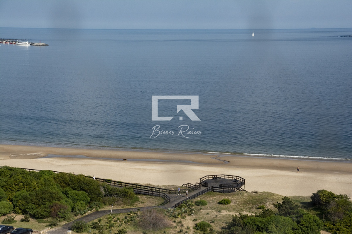 Apartamento ID.359 - Departamento de 3 dormitorios en venta frente a Playa Mansa, Coral Tower