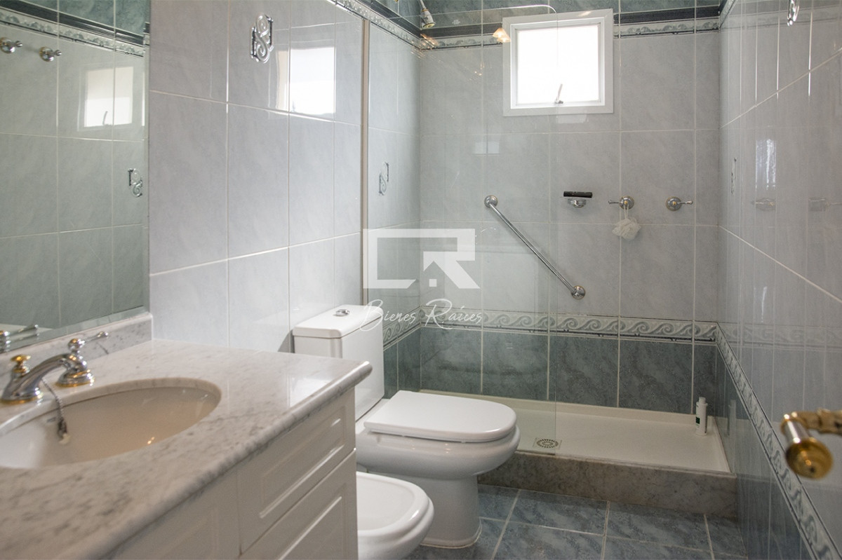 Apartamento ID.359 - Departamento de 3 dormitorios en venta frente a Playa Mansa, Coral Tower