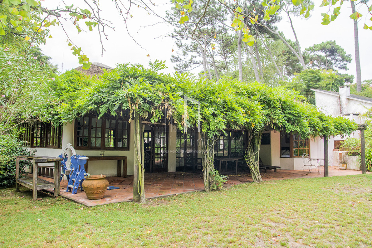 Casa ID.2426 - En venta casa de 1 dormitorio con dependencia en Cantegril