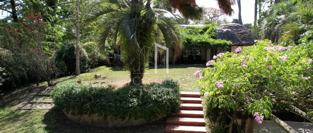 Casa ID.2426 - En venta casa de 1 dormitorio con dependencia en Cantegril