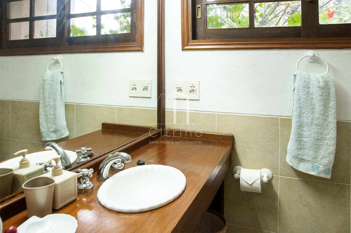 Casa ID.2426 - En venta casa de 1 dormitorio con dependencia en Cantegril
