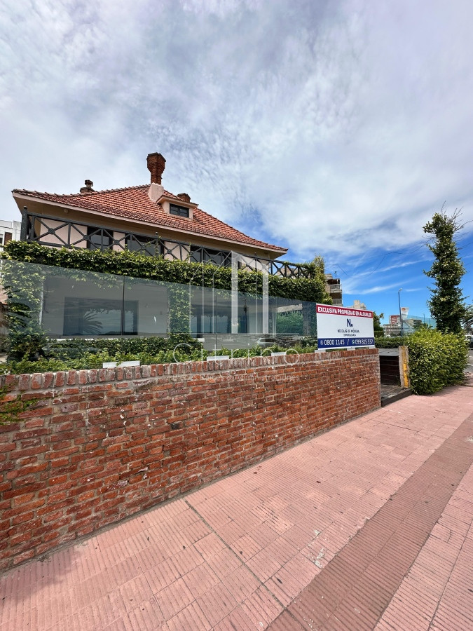 Casa ID.1064 - Casa de gran tamaño ubicada a pasos del Mar