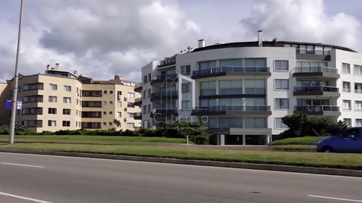 Apartamento ID.348 - Espectacular departamento en Playa Mansa de 3 dormitorios frente al mar!