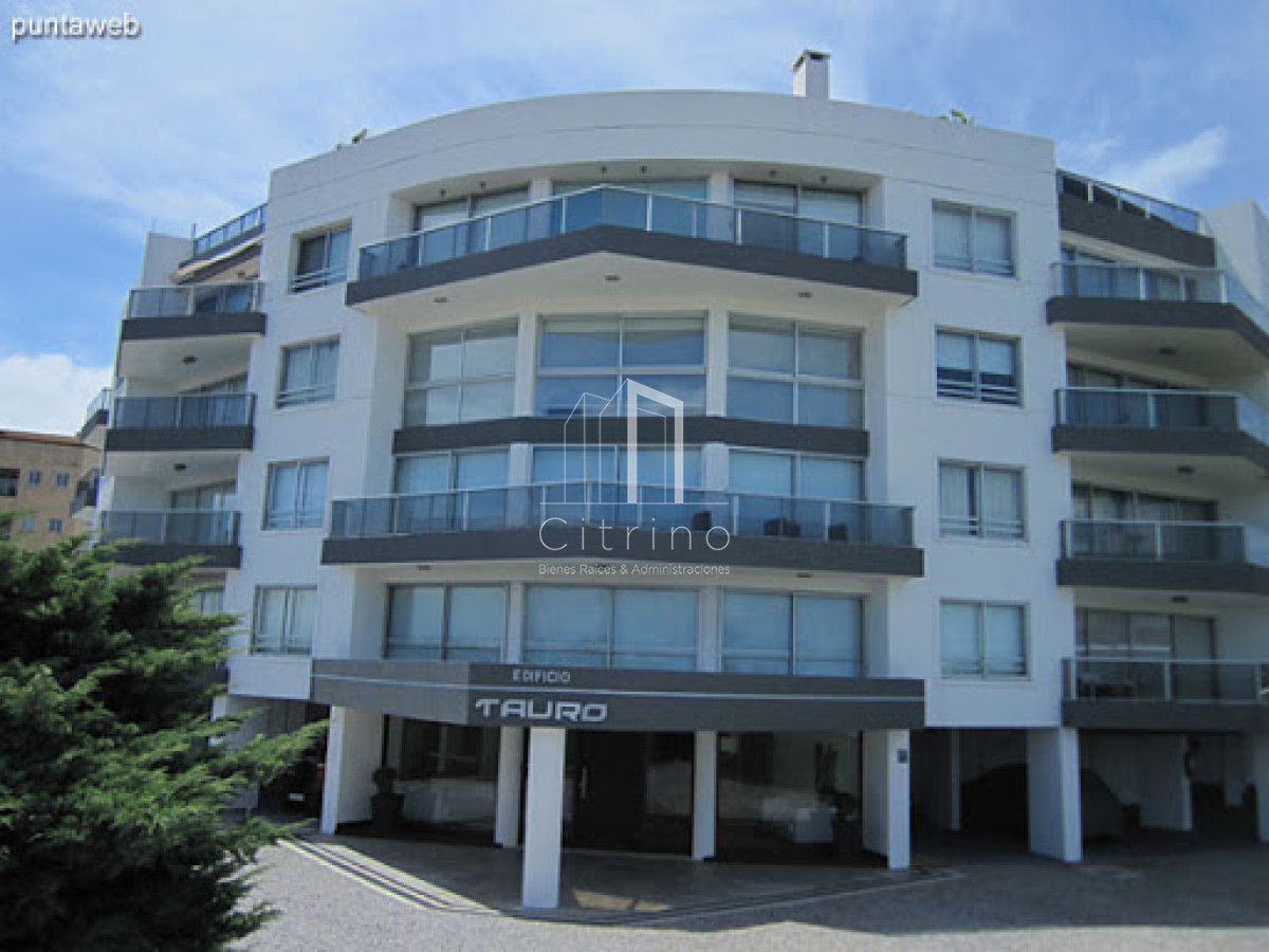 Apartamento ID.348 - Espectacular departamento en Playa Mansa de 3 dormitorios frente al mar!