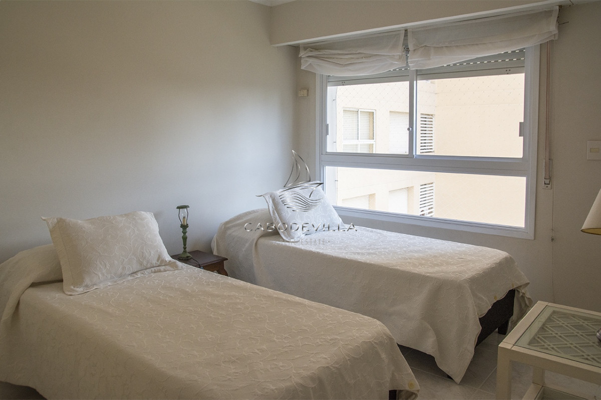 Apartamento ID.389 - Departamento de 3 dormitorios en venta frente a Playa Mansa, Coral Tower