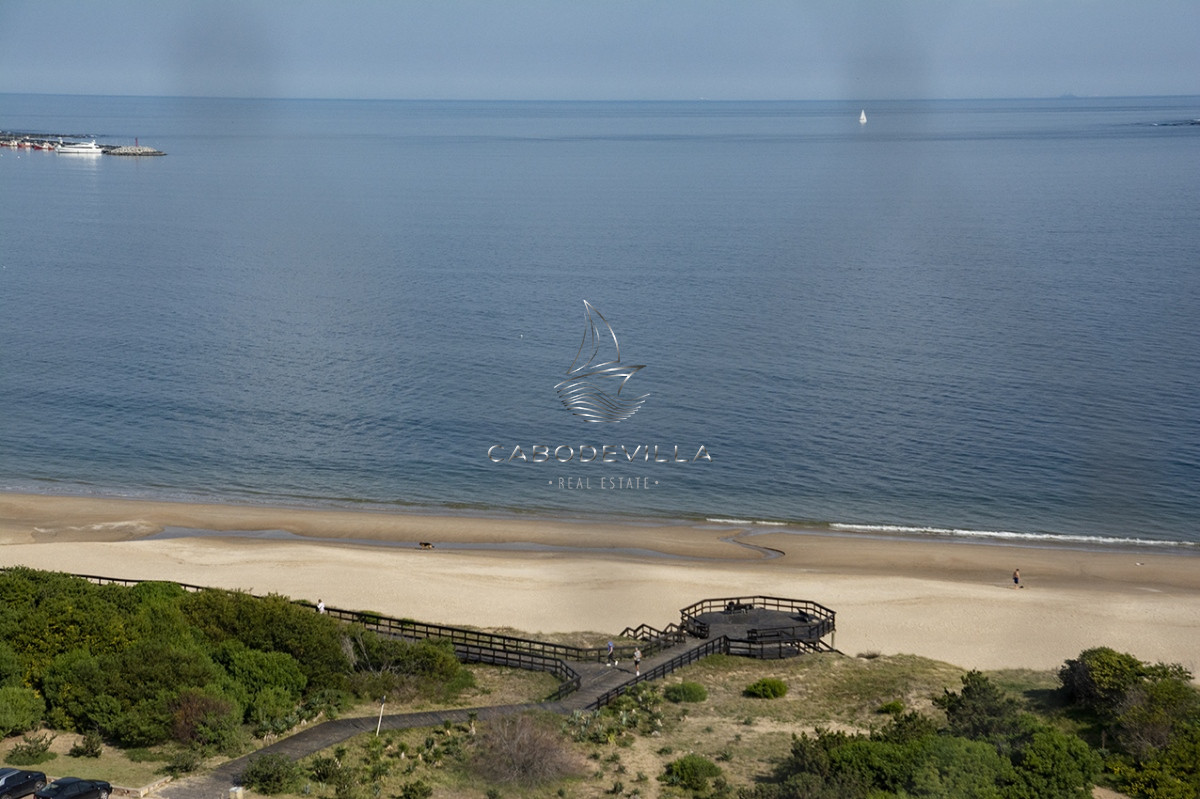 Apartamento ID.389 - Departamento de 3 dormitorios en venta frente a Playa Mansa, Coral Tower