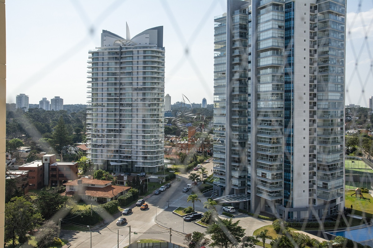 Apartamento ID.389 - Departamento de 3 dormitorios en venta frente a Playa Mansa, Coral Tower