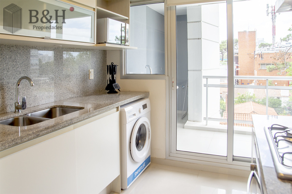 Apartamento ID.6803 - Apartamento de 3 Dormitorios en Playa Mansa en venta  - A Pasos del Mar