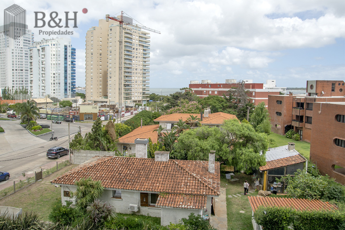 Apartamento ID.6803 - Apartamento de 3 Dormitorios en Playa Mansa en venta  - A Pasos del Mar