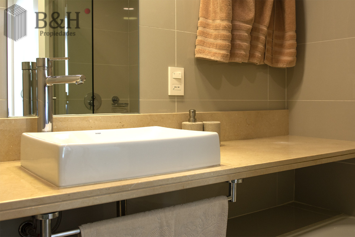 Apartamento ID.6845 - Apartamento en Venta de 2 dormitorios en Punta del Este Sobre Roosevelt