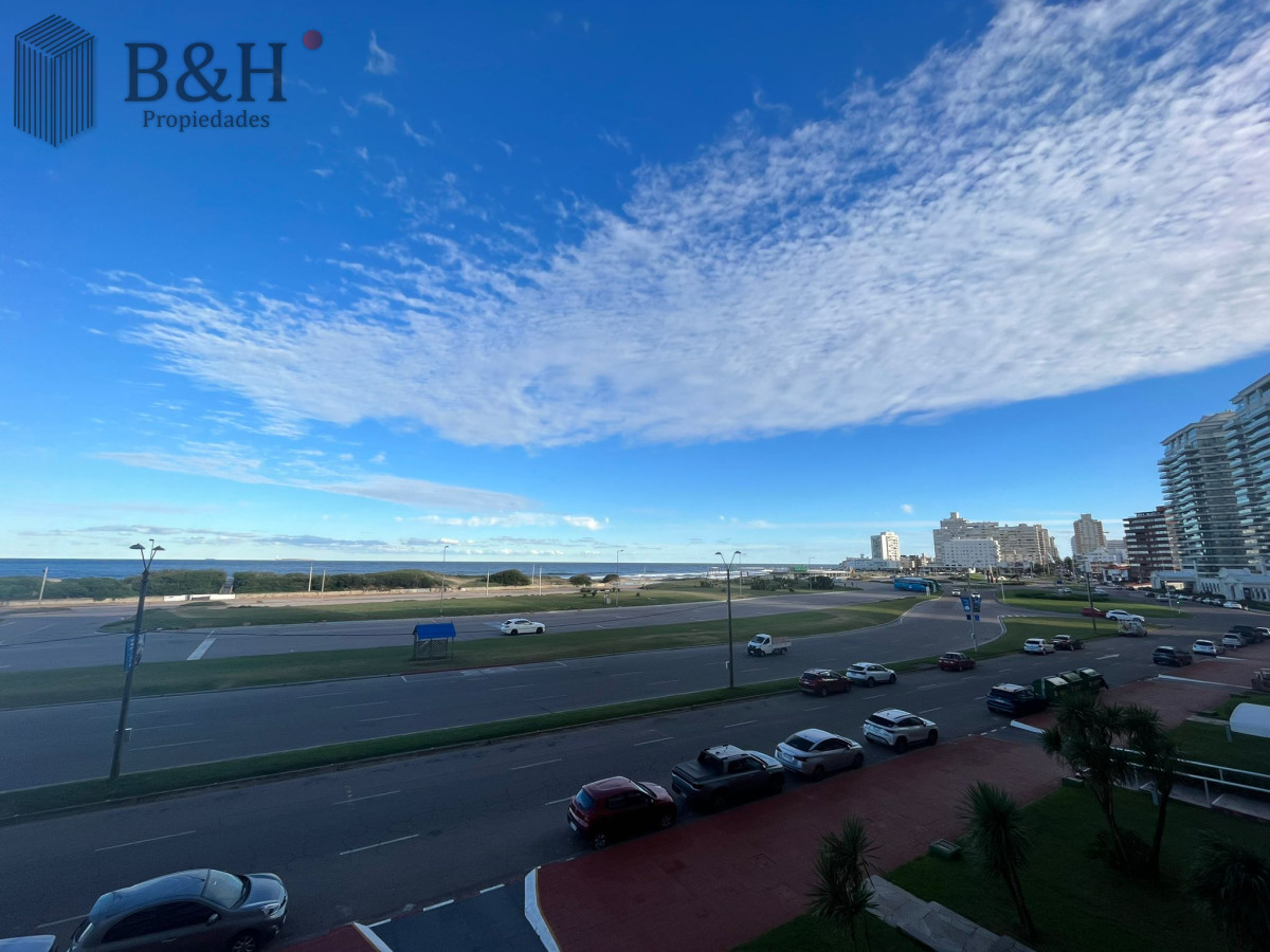 Apartamento ID.6524 - Apartamento de 2 dormitorio y medio en Primera lineal de Playa brava , Punta del este 