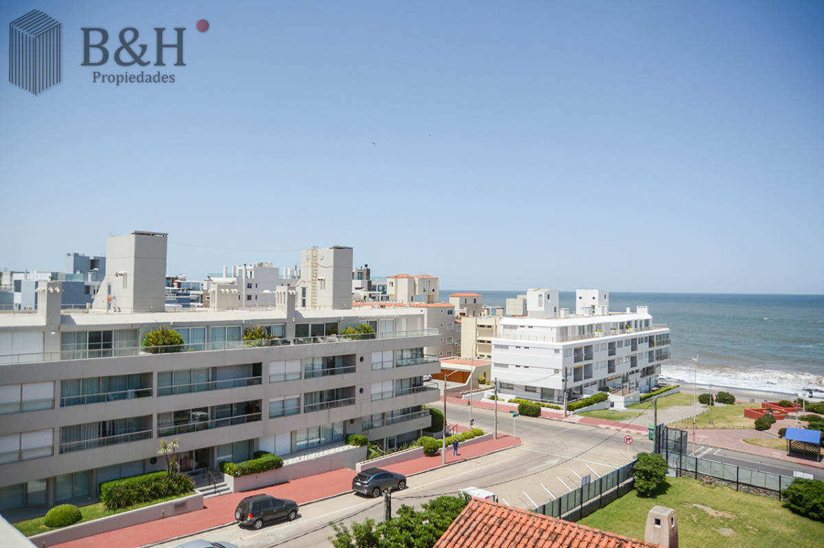 Apartamento ID.6175 - Departamento de 3 dormitorios con terraza  con parrillero en venta, Peninsula, Punta del Este