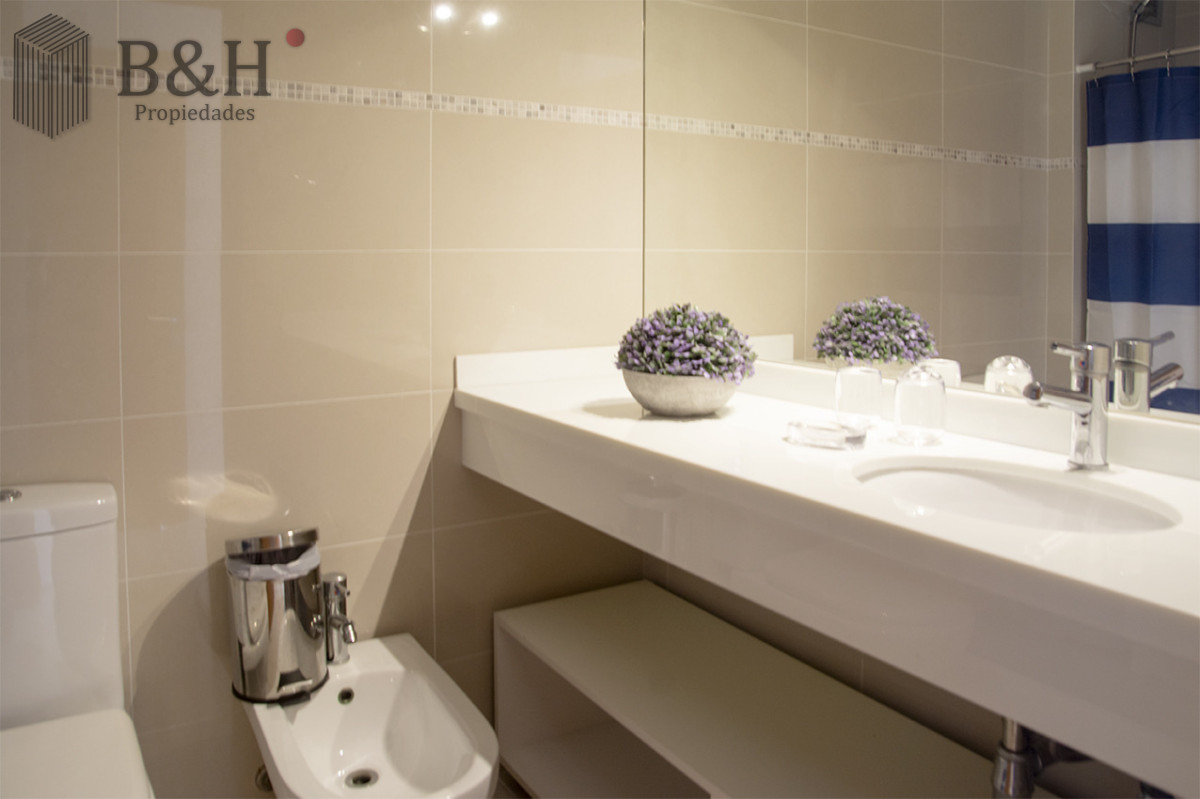 Apartamento ID.6803 - Apartamento de 3 Dormitorios en Playa Mansa en venta  - A Pasos del Mar