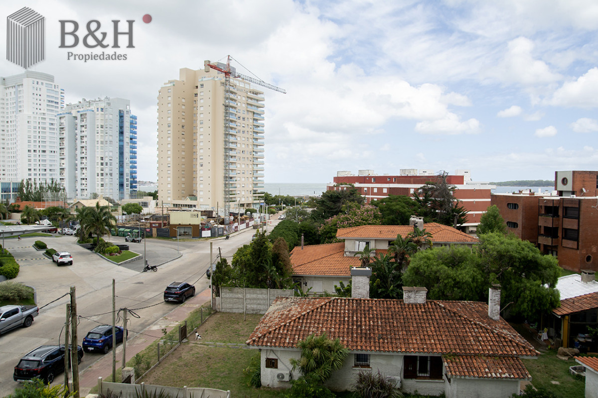 Apartamento ID.6803 - Apartamento de 3 Dormitorios en Playa Mansa en venta  - A Pasos del Mar
