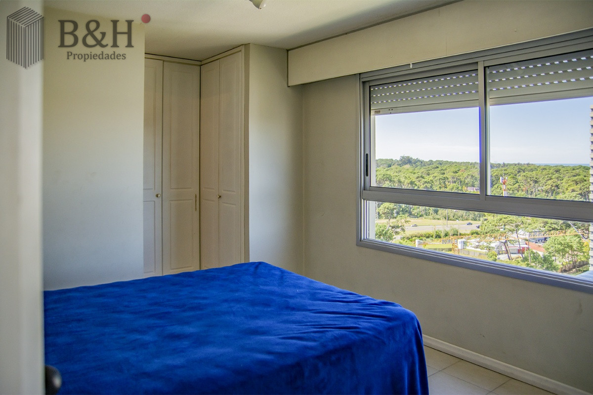 Apartamento ID.7835 - En venta apartamento de 3 dormitorios con muy buena vista a la bahía, Punta del Este.