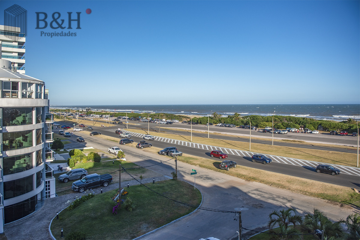 Apartamento ID.4280 - Apartamento Penthouse, frente al mar, playa brava, 3 dormitorios con hermosa vista