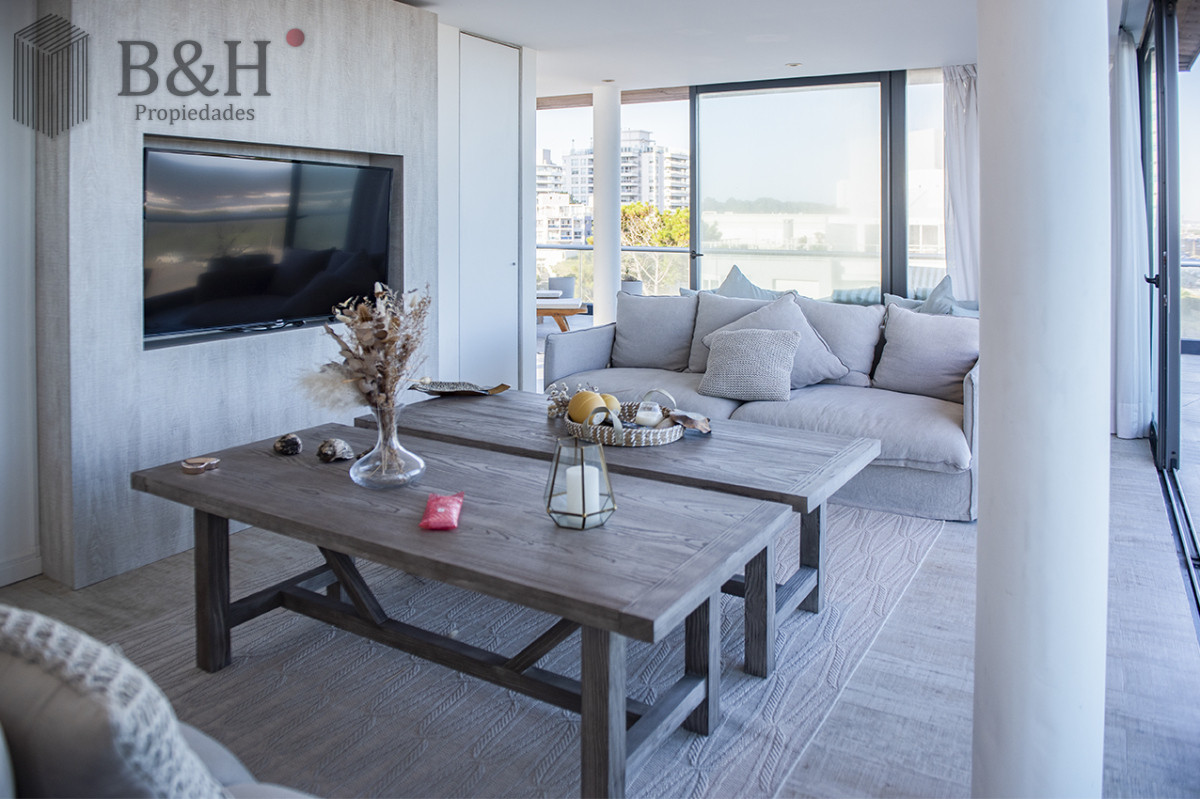 Apartamento ID.4280 - Apartamento Penthouse, frente al mar, playa brava, 3 dormitorios con hermosa vista