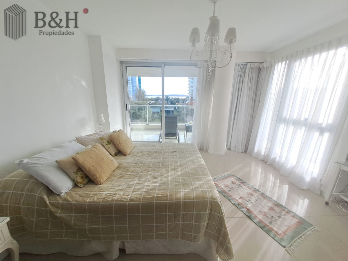 Apartamento ID.6527 - Apartamento en Playa Mansa a la venta 3 Dormitorios con vista
