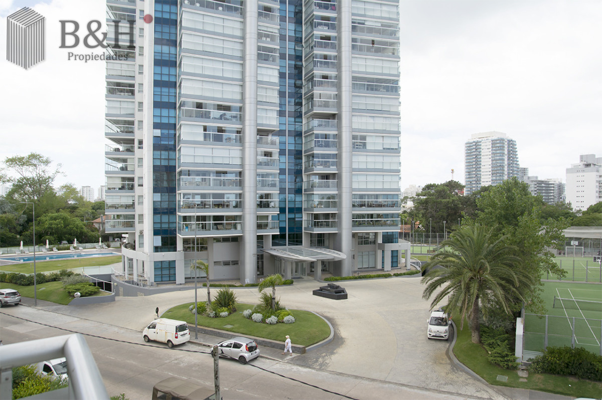 Apartamento ID.6803 - Apartamento de 3 Dormitorios en Playa Mansa en venta  - A Pasos del Mar