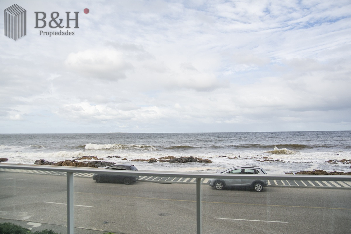 Apartamento ID.480 - Vende apartamento. Edificio Bonaire. 3 dormitorios con servicios. Brava, Peninsula, Punta del Este