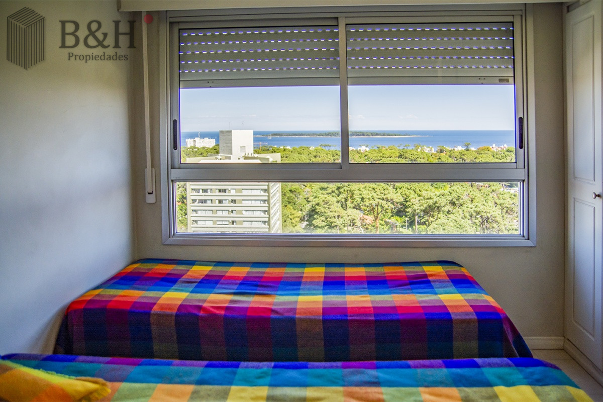 Apartamento ID.7835 - En venta apartamento de 3 dormitorios con muy buena vista a la bahía, Punta del Este.