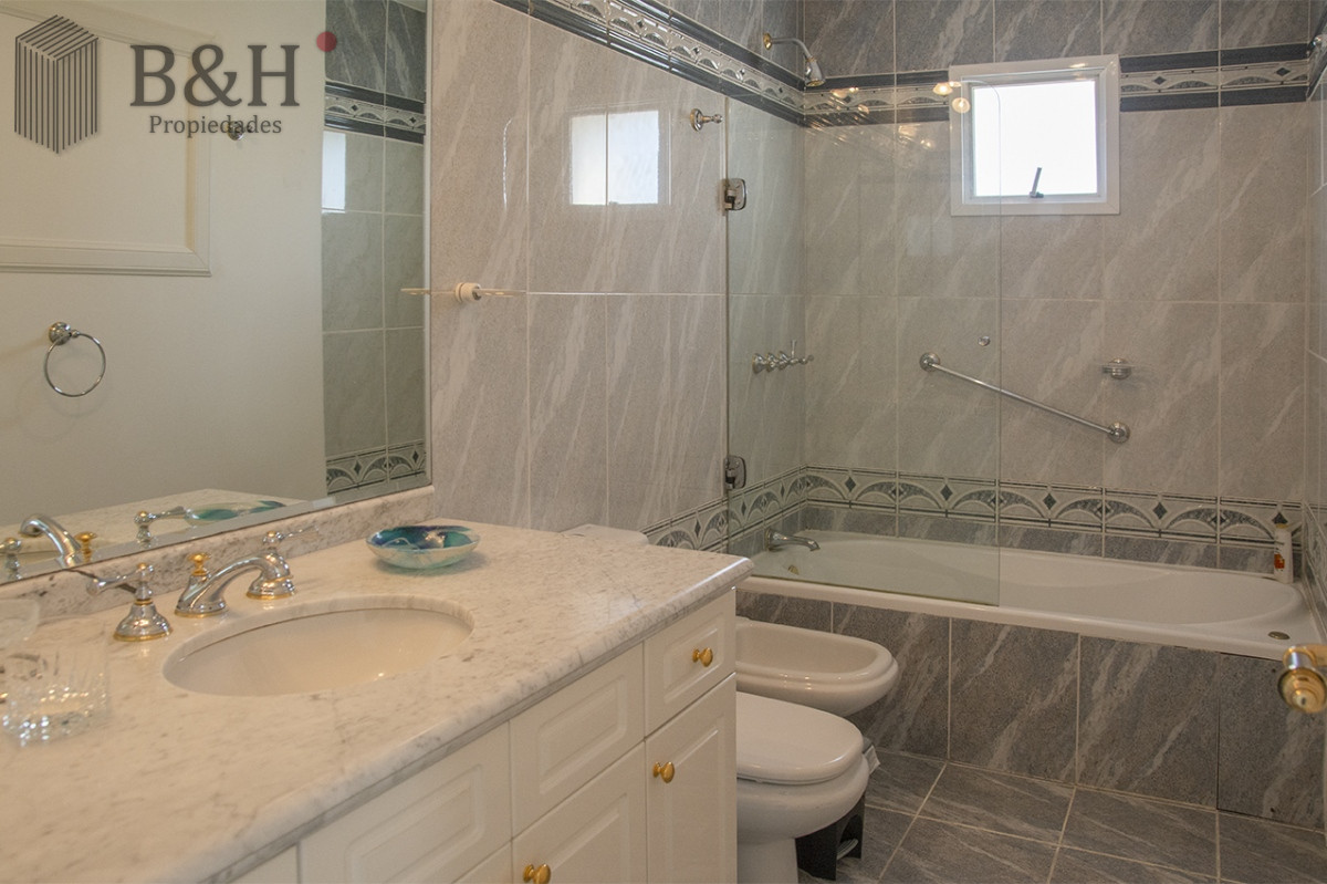 Apartamento ID.6079 - Departamento de 3 dormitorios en venta frente a Playa Mansa, Coral Tower